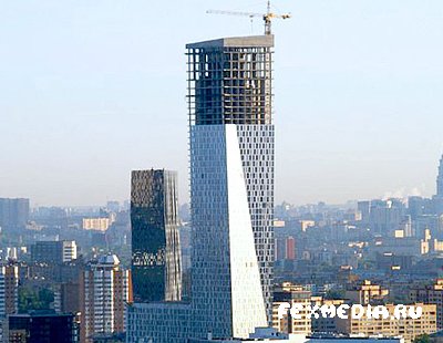 В Москве начали paзбиpaть уже построенный небоскреб